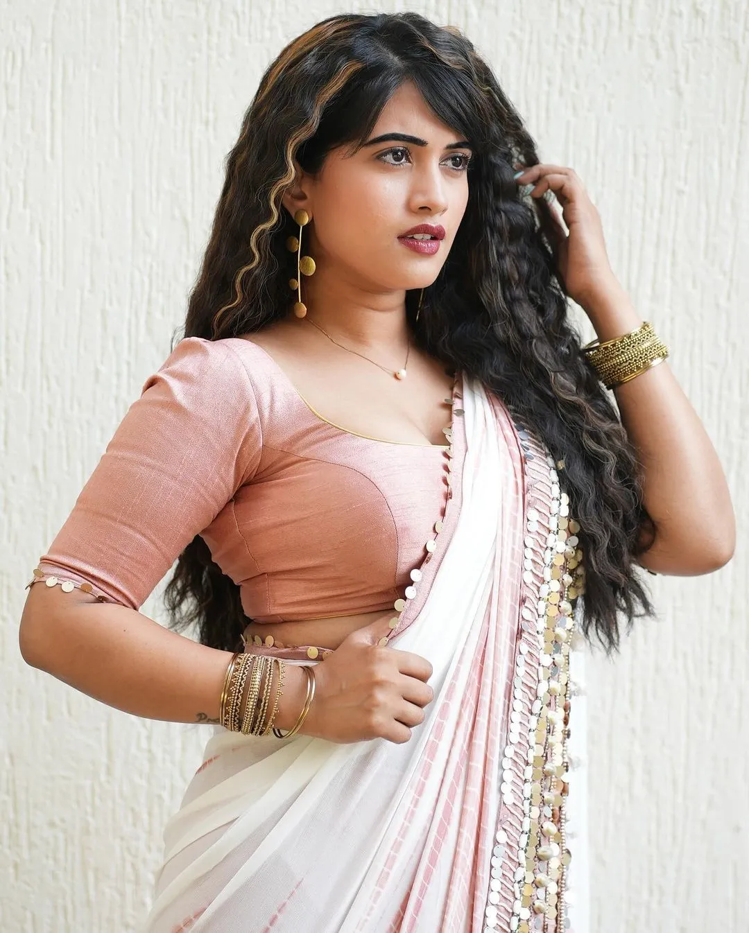 Telugu Actress Sravanthi Chokarapu Images In White Saree Pink Blouse